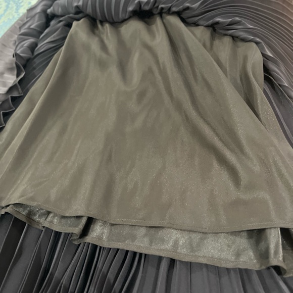 Evening gown by Laundry by Shelli Segal - Picture 9 of 13